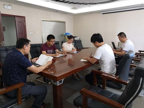 7月12日十一师司法局北新路桥司法所所长鲁长青为调解员讲解《信访条例》