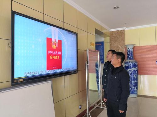 职工群众驻足观看反间谍宣传短视频