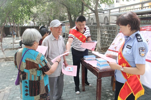 2019年7月31日，十一师司法局第二司法所与兵团四建普法办共同送法进社区，开展去极端化法治宣传活动