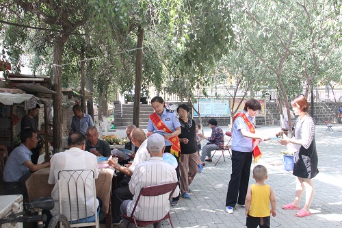 2019年7月31日，十一师司法局第二司法所在社区向居民群众发放去极端化法治宣传资料，宣讲去极端化法律知识