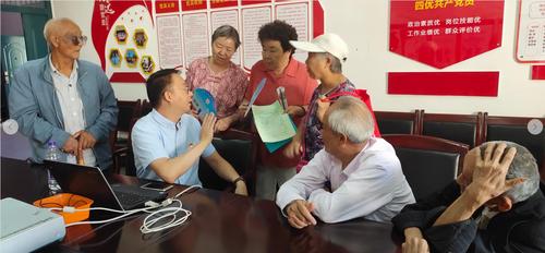 2019年8月29日十一师司法局援疆干部高振宇在第一司法所解答居民公证法律知识