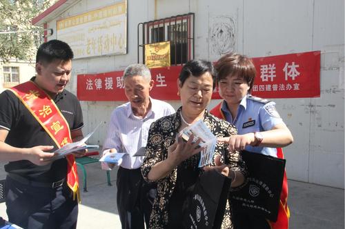 2019年8月30日，十一师司法局第二司法所工作人员在紫苑阳光小区向居民群众介绍法律援助相关政策