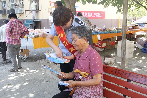 2019年9月6日，十一师司法局第二司法所工作人员向居民群众介绍十一师司法局公共法律服务工作内容