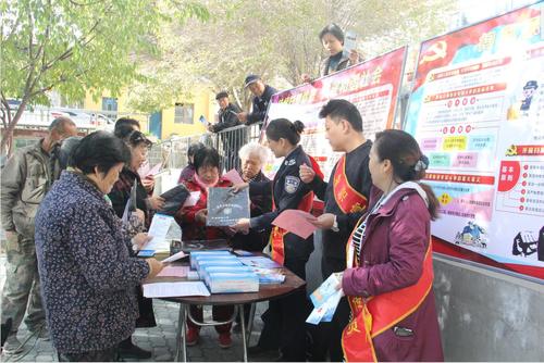 2019年10月30日，十一师司法局第二司法所工作人员在芙蓉小区开展扫黑除恶专项法治宣传活动，向居民群众赠送法治宣传礼品