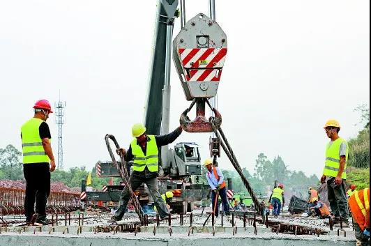 北新路桥集团西南事业部(重庆分公司)渝长高速公路扩能项目主线梁板完成架设