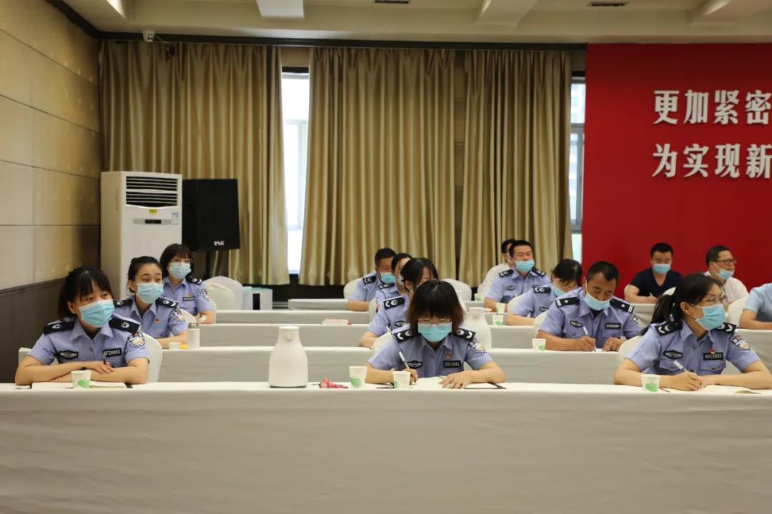 十一师召开党政领导干部防止干预司法“三个规定”宣讲会