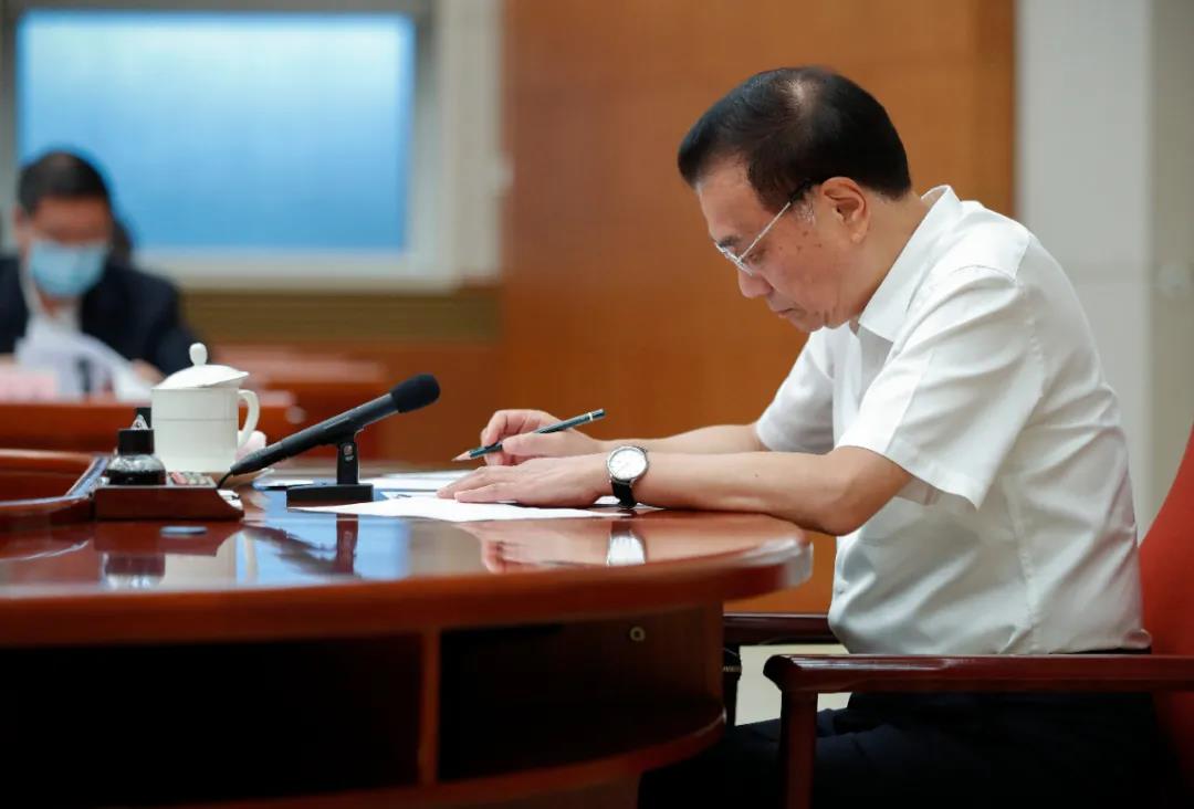 李克强主持召开经济形势专家和企业家座谈会