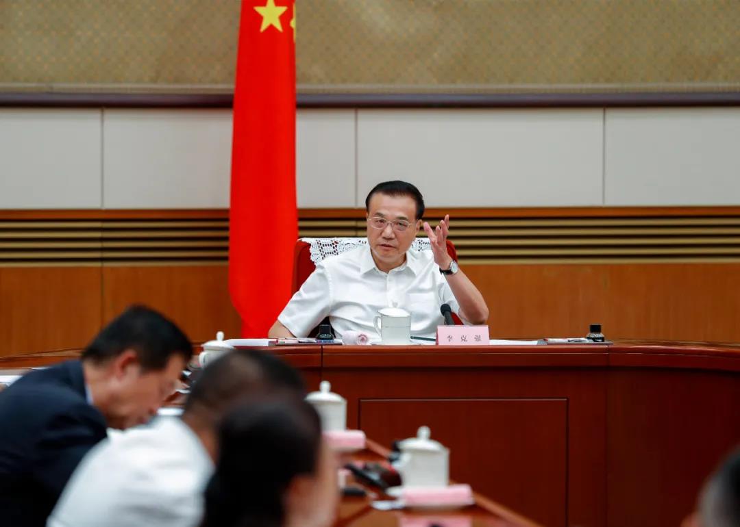 李克强主持召开经济形势专家和企业家座谈会