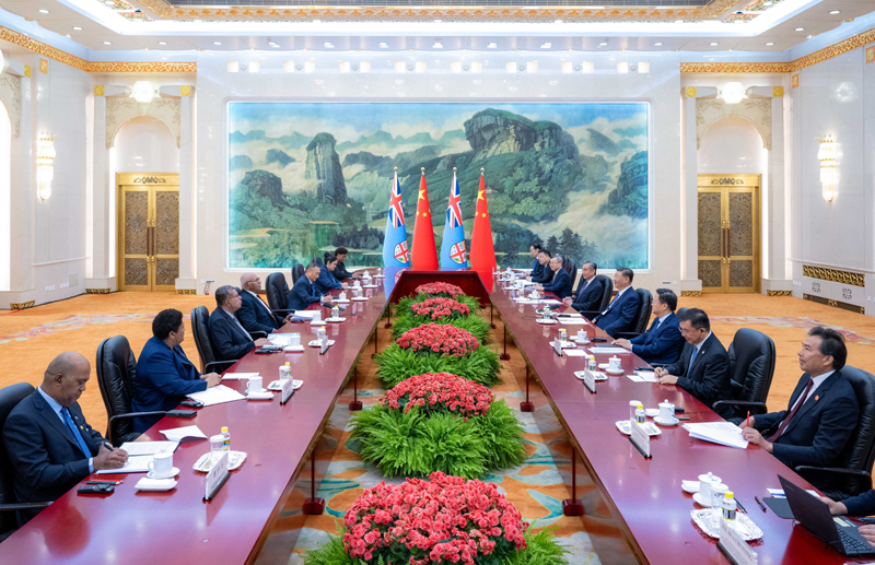 习近平会见斐济总理兰布卡