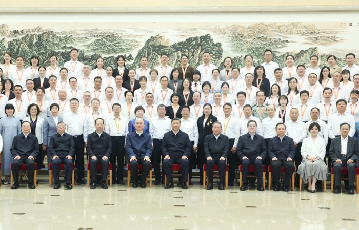 习近平在全国教育大会上强调：紧紧围绕立德树人根本任务 朝着建成教育强国战略目标扎实迈进