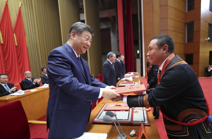 习近平在全国民族团结进步表彰大会上发表重要讲话强调 推进中华民族共同体建设 巩固发展中华民族大团结 李强主持 王沪宁宣读表彰决定 赵乐际蔡奇丁薛祥李希出席