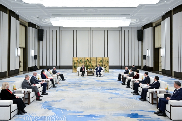 习近平会见国际奥林匹克委员会主席巴赫