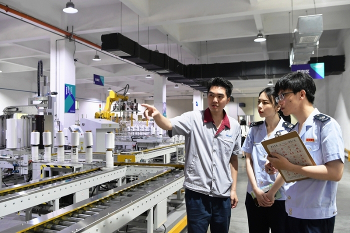 擦亮新时代党的建设“金色名片”——以习近平同志为核心的党中央贯彻执行中央八项规定、推进作风建设纪实