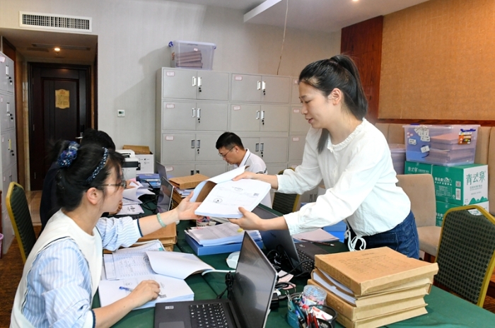 擦亮新时代党的建设“金色名片”——以习近平同志为核心的党中央贯彻执行中央八项规定、推进作风建设纪实