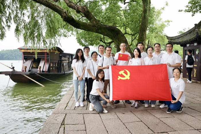 擦亮新时代党的建设“金色名片”——以习近平同志为核心的党中央贯彻执行中央八项规定、推进作风建设纪实