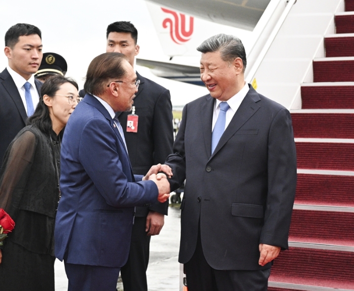 习近平抵达吉隆坡对马来西亚进行国事访问