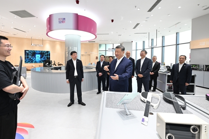 习近平在上海考察时强调 加快建成具有全球影响力的科技创新高地