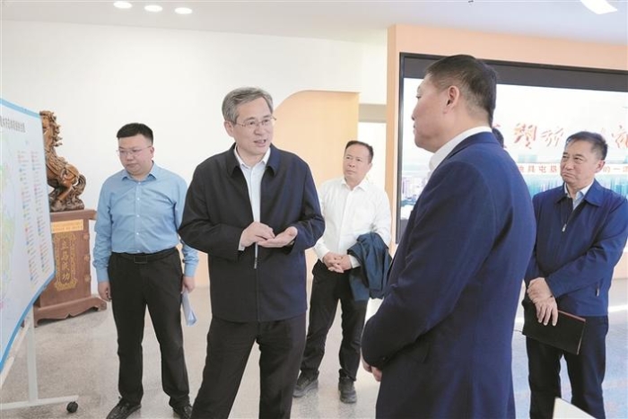 何忠友在兵团文旅投资集团和兵团主要新闻单位调研时强调 解放思想守正创新深化改革锐意进取 推动兵团文化事业文化产业繁荣发展